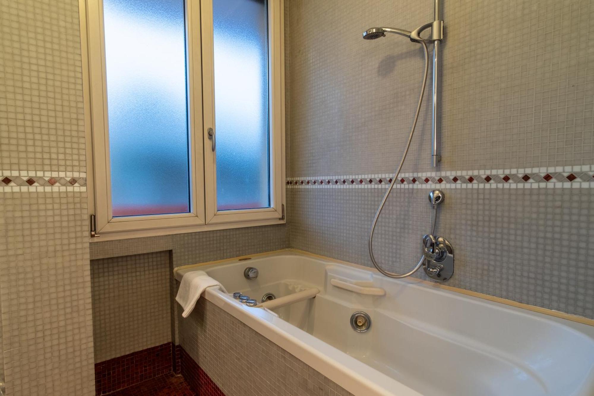 Attic With Terrace And Jacuzzi - Luxury Apartment Rom Exteriör bild